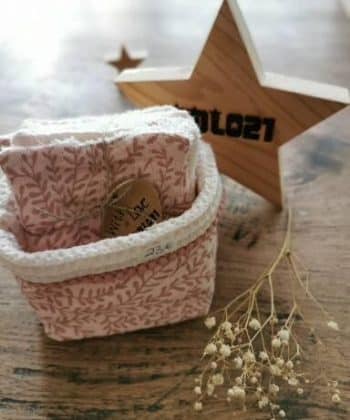 Semainier de 7 lingettes lavables et panier assorti "Feuilles roses poudrées pompons"