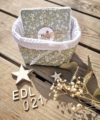 Semainier de 7 lingettes et son panier assorti "Petites fleurs blanches fond vert"