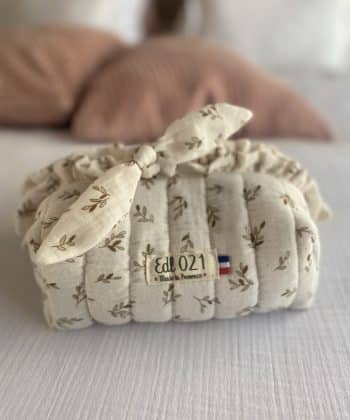 TROUSSE DE TOILETTE A VOLANTS