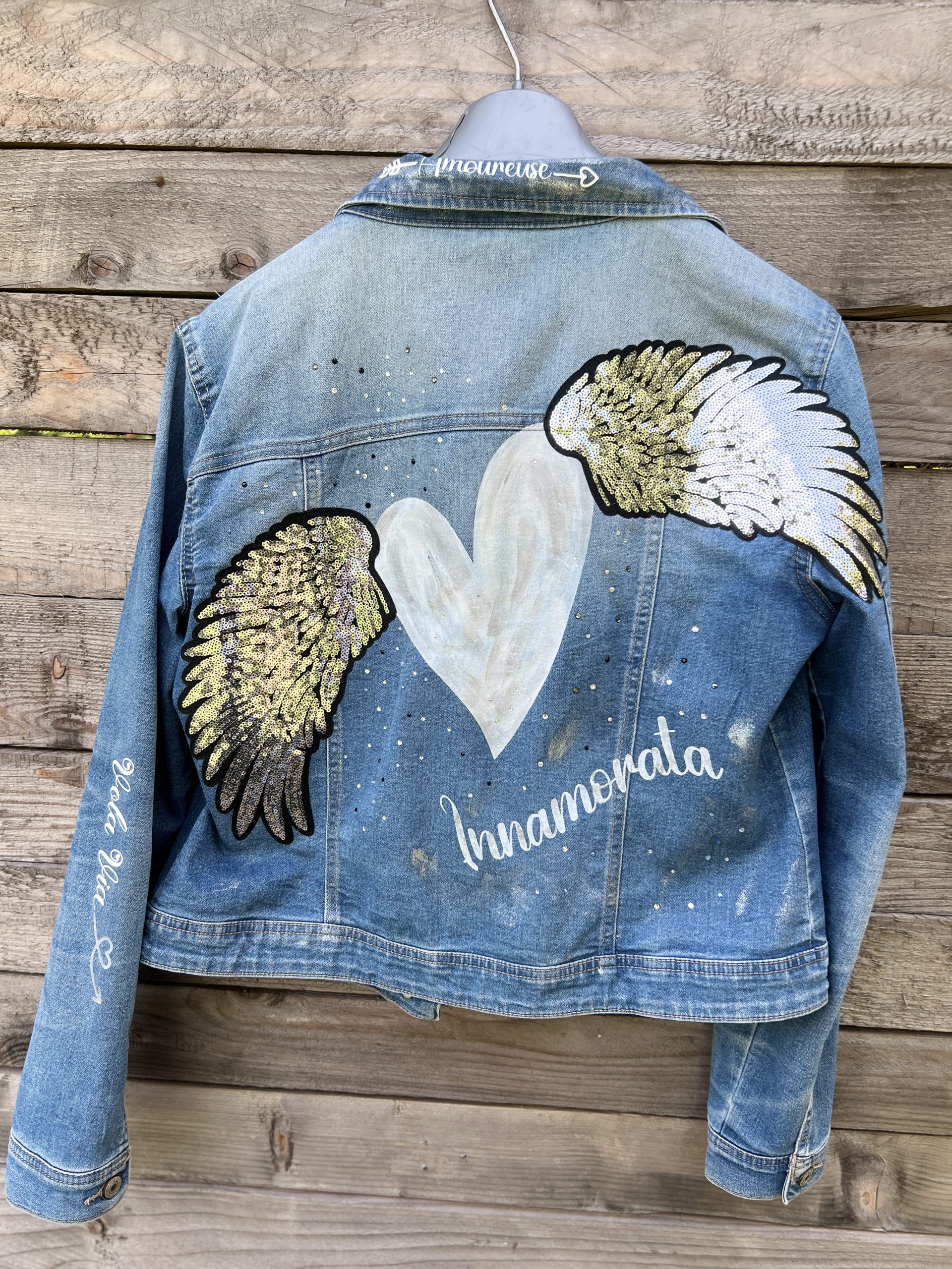VESTE JEAN CUSTOMISEE Veste, veste en jean, veste customisée, customisation, jean, ailes, coeurs, sequins, personnalisation, peinture textile