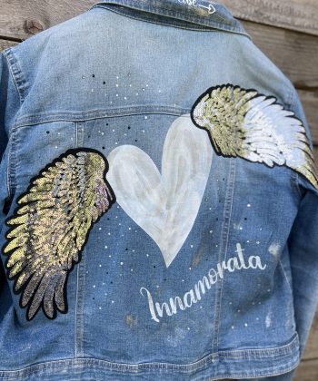 VESTE JEAN CUSTOMISEE Veste, veste en jean, veste customisée, customisation, jean, ailes, coeurs, sequins, personnalisation, peinture textile